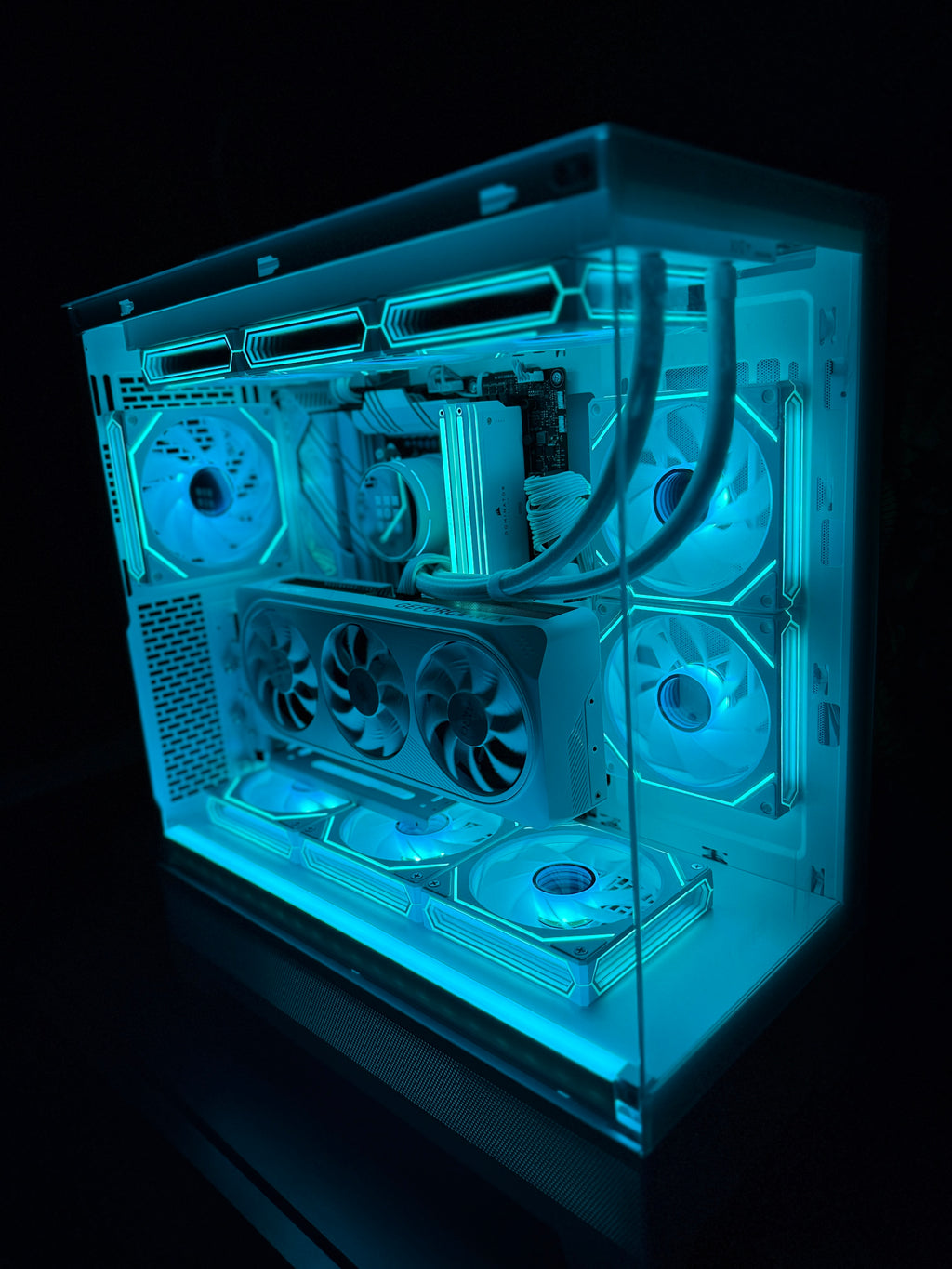 Showcase - HIGH END Gaming-PC | Core i7 13700K | RTX 4070 | 32GB RAM